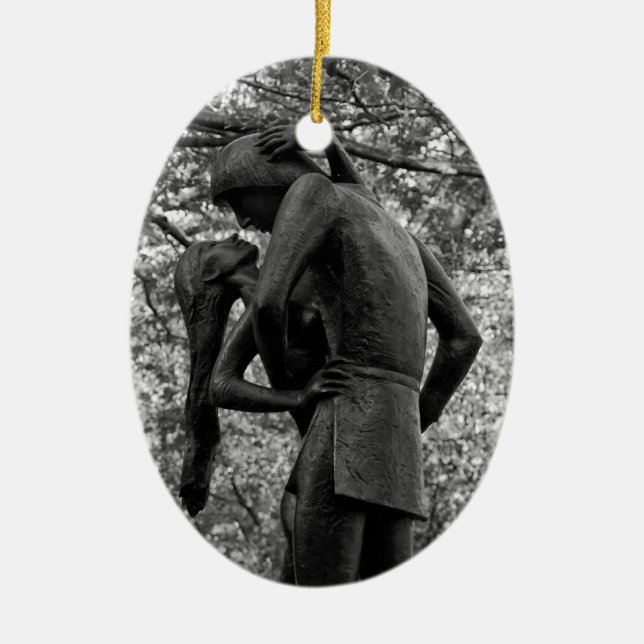 Central Park Autumn: Romeo & Juliet Statue 01 B&W Julgransprydnad Keramik (Framsidan)