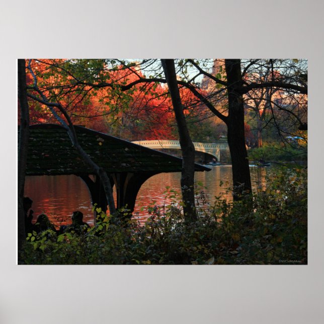 Central park: Konversation över Bow Bridge Poster (Framsidan)