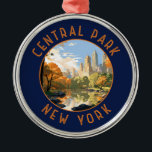 Central Park New York Retro Distress Circle Julgransprydnad Metall<br><div class="desc">Centrala parkens vektorteckningar. Central Park är en stadspark mellan Övre Västern Side och Övre Öster Side på Manhattan i New York City som var den första landskapsparken i Förenade Stater.</div>