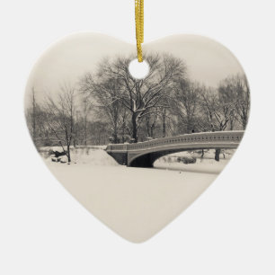 Central Park vinter - pilbågen överbryggar snö Julgransprydnad Keramik