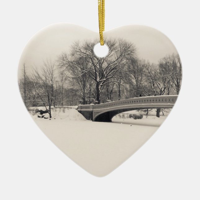 Central Park vinter - pilbågen överbryggar snö Julgransprydnad Keramik (Framsidan)