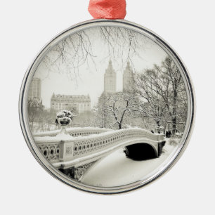 Central Park vinter - snö på pilbåge överbrygg Julgransprydnad Metall
