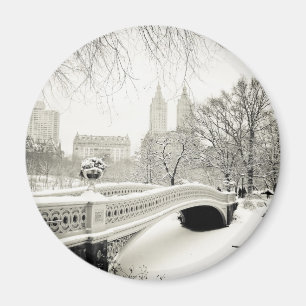 Central Park vinter - snö på pilbåge överbrygg Magnet