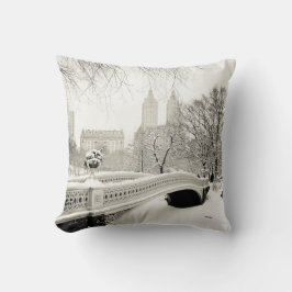 Central Park vinter - snö på pilbåge överbryggar Kudde