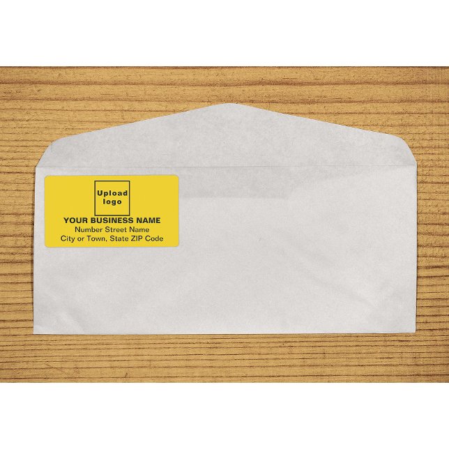 Centrumsjusterad affärsgul fraktetikett fraktsedel (Center aligned business yellow shipping label on envelope)