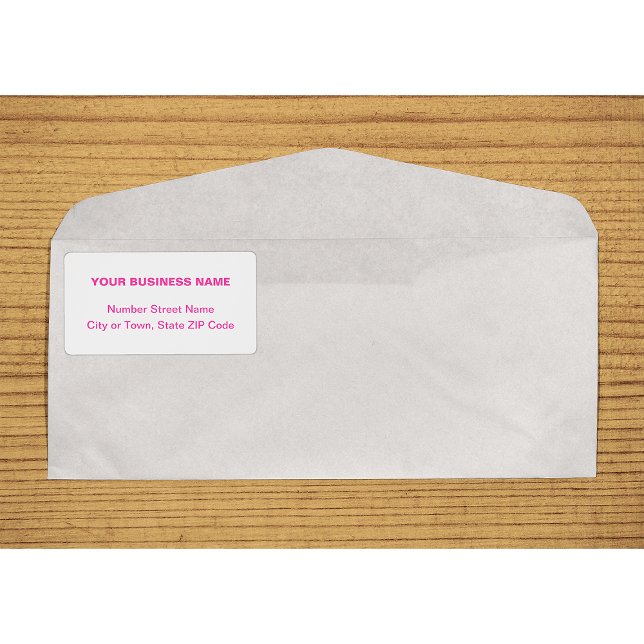 Centrumsjusterad text baserad på rosa fraktetikett fraktsedel (Center aligned pink plain text business shipping label on envelope)