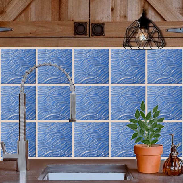 Ceramisk dekorativ platta blå vatten-utseende kakelplatta (blue flowing water pattern on a kitchen backsplash.)