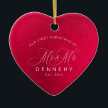 Ceramisk hjärta Första jul, Iridescent Red Julgransprydnad Keramik<br><div class="desc">PixDezines faux foil in  rosa Mr & Mrs romantic script font for the First jul Bröllop Photo and faux red foil bakgrund. Copyright © 2016-2019 PixDezines™. Alla höger reserverade.</div>