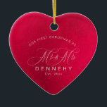 Ceramisk hjärta Första jul, Iridescent Red Julgransprydnad Keramik<br><div class="desc">PixDezines faux foil in  rosa Mr & Mrs romantic script font for the First jul Bröllop Photo and faux red foil bakgrund. Copyright © 2016-2019 PixDezines™. Alla höger reserverade.</div>
