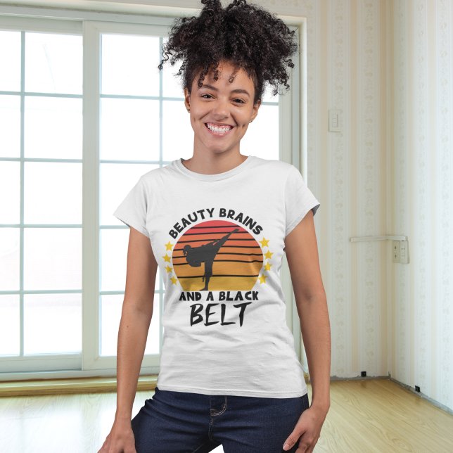Cerebros de Belleza y Un Cinturon Negro de Karate T Shirt (Skapare uppladdad)