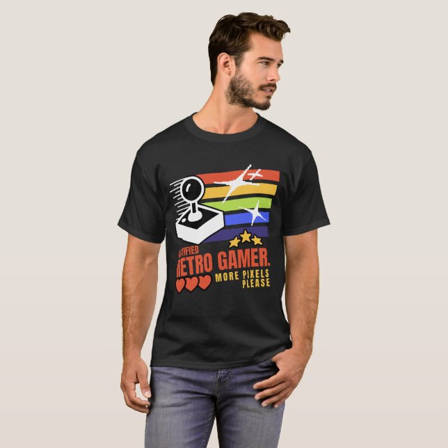 Certifierad Retrospelare – Fler Pixels Vänligen Vi T Shirt (Hel framsida)