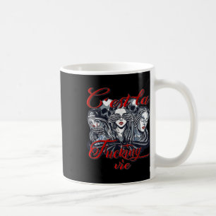 Cest La Foring Vie talar, hör på och se tatuering. Kaffemugg