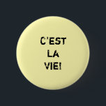 "C'est La Vie!" Internationell offert. Knapp<br><div class="desc">"C'est La Vie!" Internationell offert.Unikt och Trendig. Skapa en Påstående: Börja drömma, var inspirerad, håll dig borta.
Fler formgivningar och matchande objekt finns tillgängliga i min butik.http://www.zazzle.com/thinkpositively*</div>