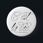C'est La Vie Quote Chic Typography Knapp<br><div class="desc">C'est La Vie! Modern och chic-pi-knapp med chicens skripttypografi. Anpassa genom att lägga till en namn. Denna knapp för typografi av citattecken blir perfekt som gåva.</div>