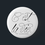 C'est La Vie Quote Chic Typography Knapp<br><div class="desc">C'est La Vie! Modern och chic-pi-knapp med chicens skripttypografi. Anpassa genom att lägga till en namn. Denna knapp för typografi av citattecken blir perfekt som gåva.</div>