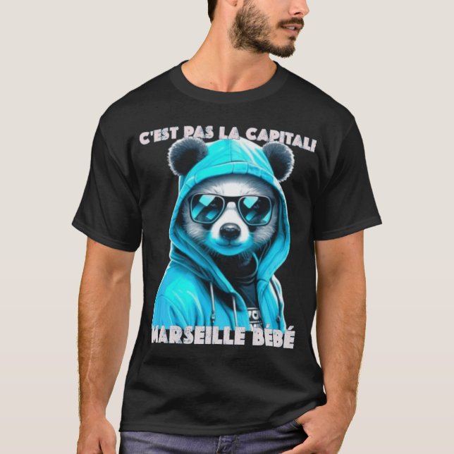 C'est pas la capitale c'est marseille bébé marseil t shirt (Framsida)