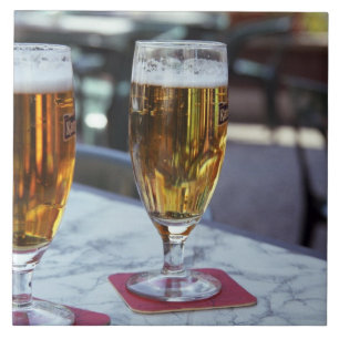 Chablis; två svala öl vid 42 graders varm sommar kakelplatta