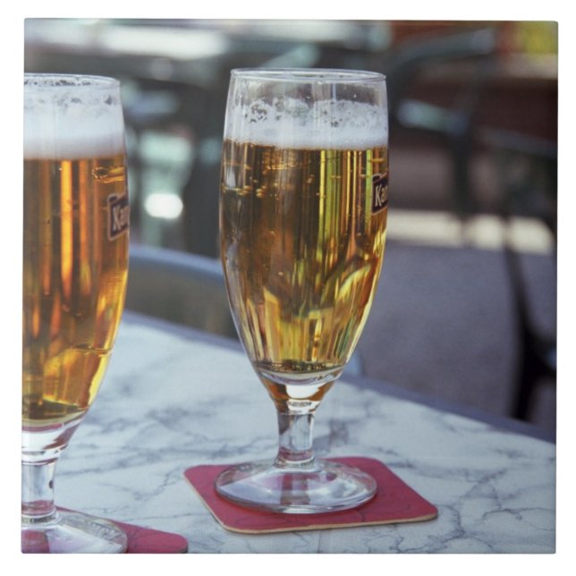 Chablis; två svala öl vid 42 graders varm sommar kakelplatta (Framsidan)
