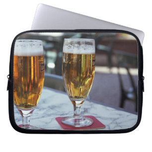 Chablis; två svala öl vid 42 graders varm sommar laptop sleeve