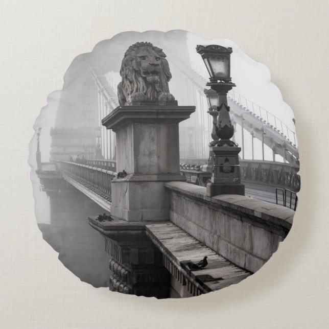 CHAIN BRIDGE, BUDAPEST RUND KUDDE (Framsidan)