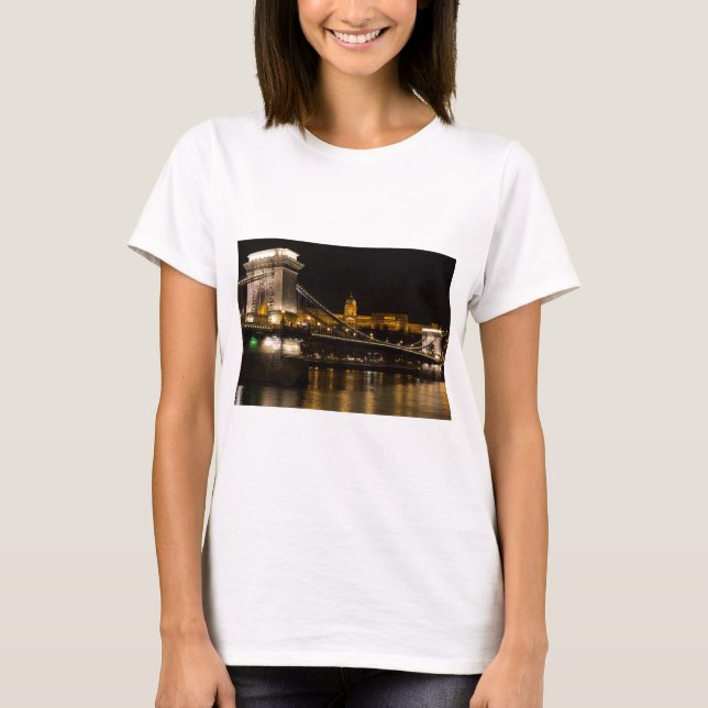 Chain Bridge med Buda Castle Hungary Budapest Tee Shirt (Framsida)