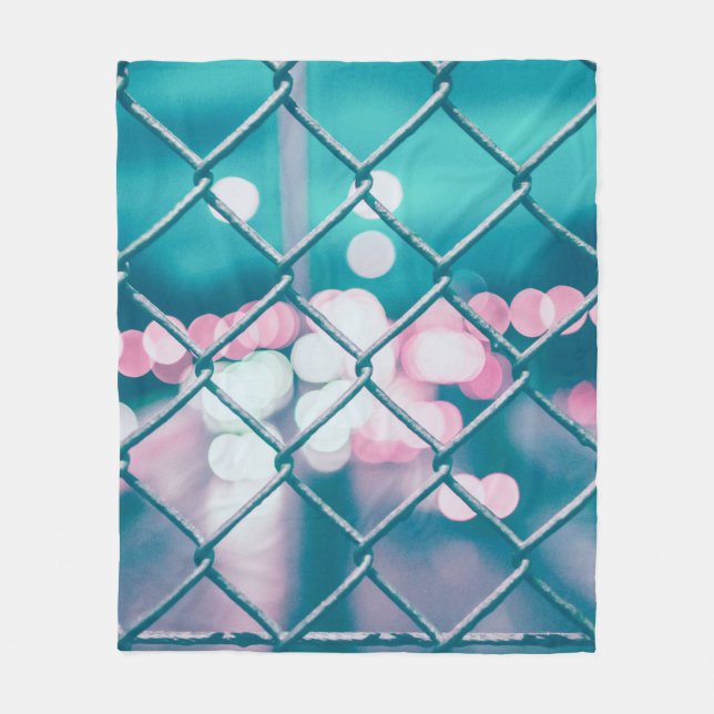 CHAIN LINK FENCE MED BOKEH LJUS FLEECEFILT (Framsidan)