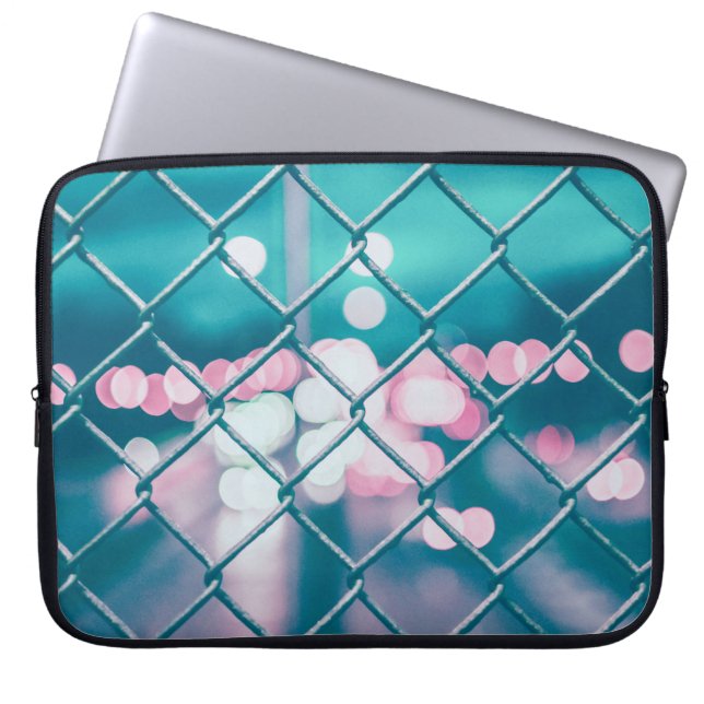 CHAIN LINK FENCE MED BOKEH LJUS LAPTOP FODRAL (Framsidan)