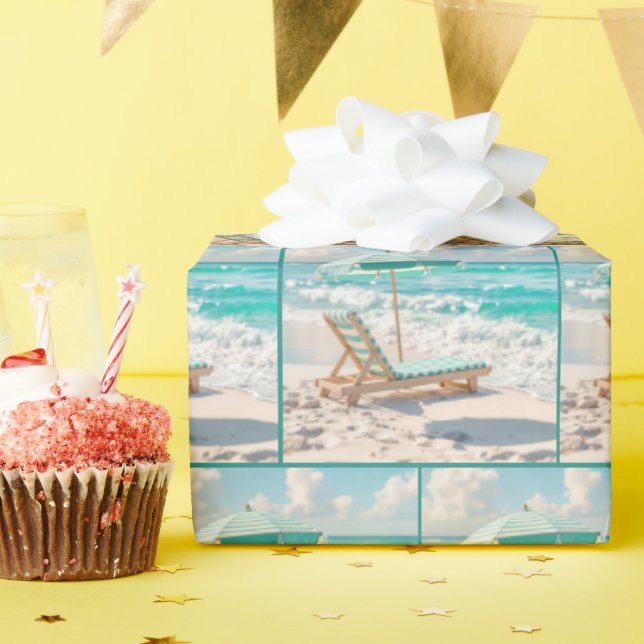 Chaise Lounge on White Ocean Sand Presentpapper (Födelsedagsfest)