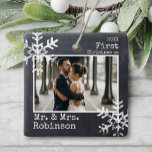 Chalkboard 1:a jul Mr. & Mrs Photo Julgransprydnad Keramik<br><div class="desc">Anpassa den här prydnaden med ditt foto från bröllop och lägg till ditt efternamn tillsammans med året för den här underbara julfesten.</div>