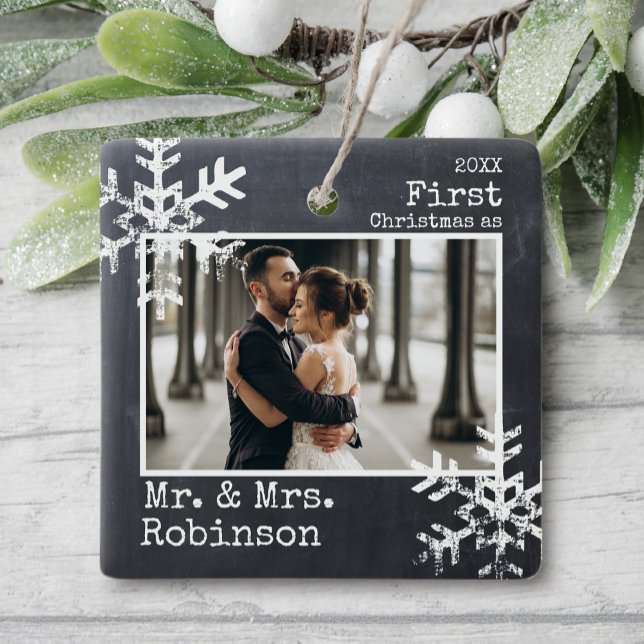 Chalkboard 1:a jul Mr. & Mrs Photo Julgransprydnad Keramik (Rustic snowflake family holiday keepsake photo ornament perfect for gifts to bring joy to others.)