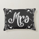 Chalkboard, andra Bröllop-årsdagen Prydnadskudde<br><div class="desc">Svart och vit bistro Stil Aesthetic Chalkboard Struktur Fru Swehoney Bröllop-årsdagen Pillow eller Brides stol vid Reception eller 1st jul Gift, Andra Bröllop-årsdagen är bomullsdagen. Bomull symboliserar den naturliga tillväxten av all anpassningsförmåga, mångsidighet och renhet (när den odlas precis som växter) tar ställe i de romantiska två åren mellan Newlyweds...</div>