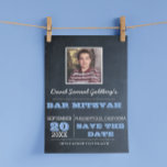 Chalkboard Blå Bar Mitzvah Foto Spara Datumet Meddelande Vykort<br><div class="desc">Dessa Casual Chic Spara Datumet Postkort är det perfekta sättet att tillkännage ditt evenemang! Lägg till ditt eget foto och anpassa texten för att säga precis vad du vill. Baksidan är vit för att vara adressetikett vänlig.</div>
