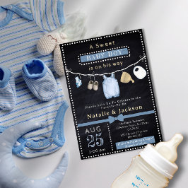 Chalkboard Boy Clothes Baby Shower-inbjudan Inbjudningar