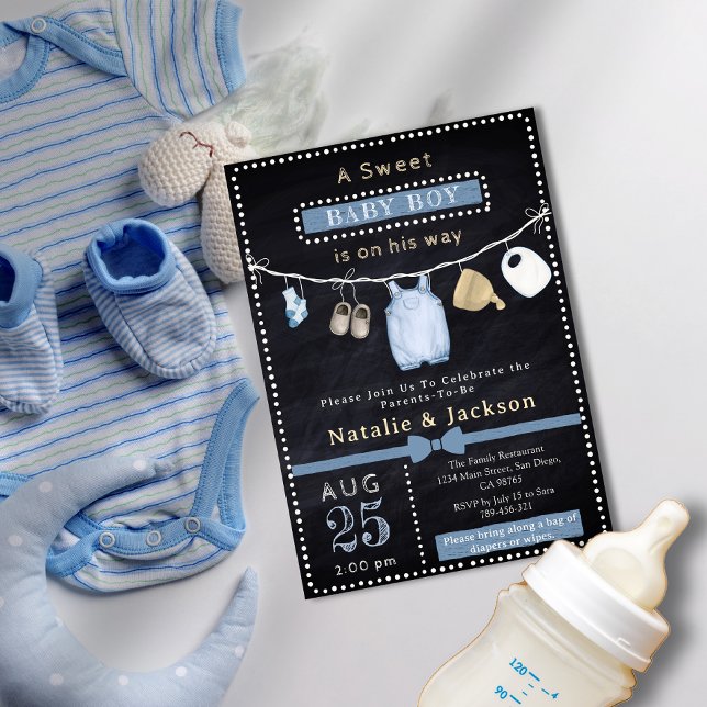 Chalkboard Boy Clothes Baby Shower-inbjudan Inbjudningar (Chalkboard Boy Clothes Baby Shower Invitation)