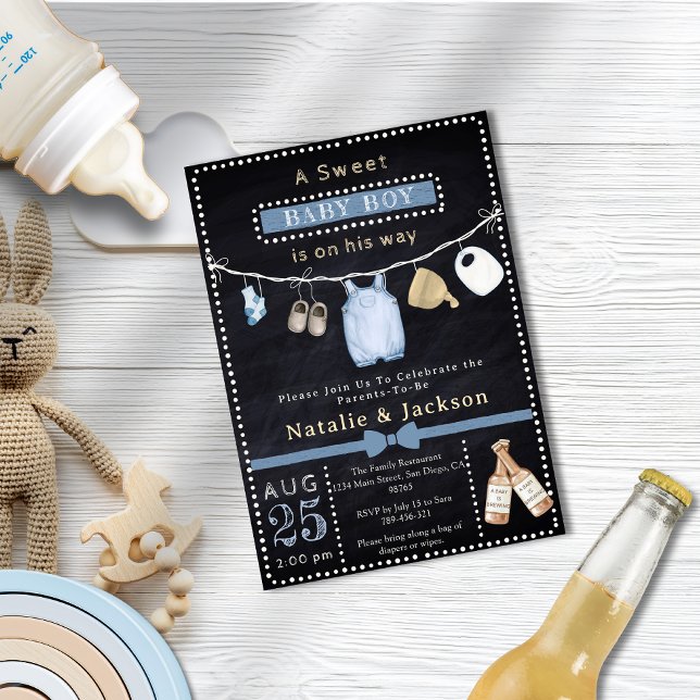 Chalkboard Boy Clothes Beer Baby Shower-inbjudan Inbjudningar (Chalkboard Boy Clothes Beer Baby Shower)