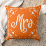 Chalkboard Brides Pillow any Färg Kudde<br><div class="desc">Coral Chalkboard Vintage Modern Mr. och Chalkboard Bröllop Modern Vintage Typography Pillow. Hennes eller hans Michigan State Swearing Bröllop-årsdagen Pillow eller Brides stol vid mottagningen eller första julklappen, andra Bröllop-årsdagen är bomullsdagen. Bomull symboliserar den naturliga tillväxten av all anpassningsförmåga, mångsidighet och renhet (när den odlas precis som växter) tar ställe...</div>