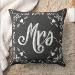 Chalkboard Brides Pillow any Färg Kudde<br><div class="desc">Mörk Charcol Grått Chalkboard Vintage Modern Mr. och Chalkboard Bröllop Modern Vintage Typography Pillow. Hennes eller hans Michigan State Swearing Bröllop-årsdagen Pillow eller Brides stol vid mottagningen eller första julklappen, andra Bröllop-årsdagen är bomullsdagen. Bomull symboliserar den naturliga tillväxten av all anpassningsförmåga, mångsidighet och renhet (när den odlas precis som växter)...</div>