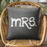 Chalkboard Bröllop Mrs Woman Kudde<br><div class="desc">En schalkboard-typografikudde i roligt med en modern vrid för vilken hippster som helst. Du kan ändra typen till ett monogram.</div>