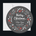 CHALKBOARD CHRISTMAS BLOMMIGT WREATH HELGDAG PHOTO JULKORT<br><div class="desc">GOD JUL: Bläckig och glad botanisk krans med poinsettia, holly, bär och löv i rött och vitt på kritbotten. Anpassa det här platta hälsning-fotokortet till helgdag med din familj namn och lägg till din favoritfamilj bild. Contemporary, klassiskt, modernt och snyggt sätt att skicka semesterhälsningar till vänner och familj i trendig...</div>