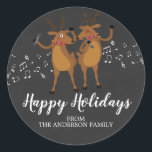 Chalkboard Dancing Reindeer julklapp Runt Klistermärke<br><div class="desc">Cute dans renar Glad helg Sticker satt på en schalkboard bakgrund.</div>