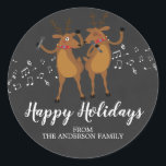 Chalkboard Dancing Reindeer julklapp Runt Klistermärke<br><div class="desc">Cute dans renar Glad helg Sticker satt på en schalkboard bakgrund.</div>