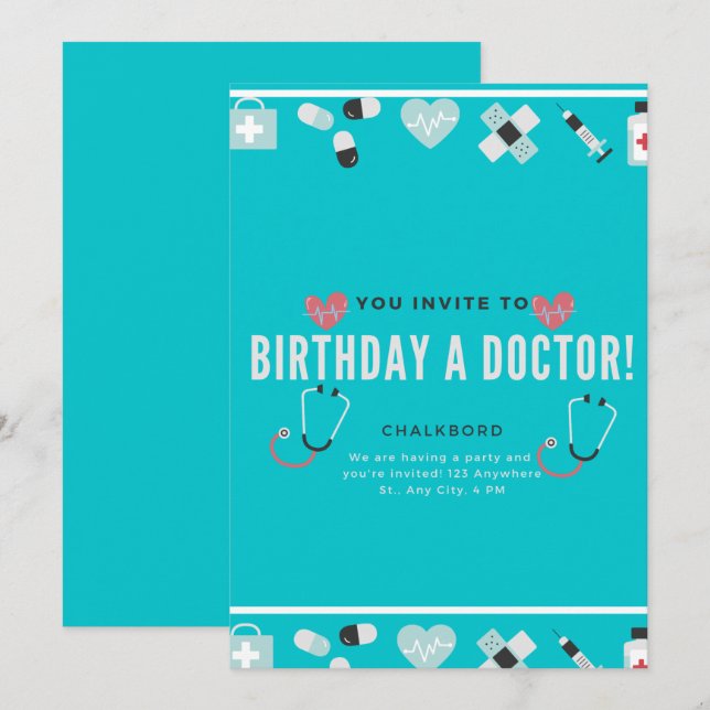 Chalkboard Doc är i Doktor på födelsedagen Inbjudningar (Fram/baksida)