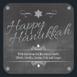 Chalkboard Faux Silver Glitter Hanukkah Fyrkantigt Klistermärke<br><div class="desc">En bakgrund i en krita visar ord "Lycklig Hanukkah" som återges i en silver faux glitter-effekt. En silver-glitterstjärna av David skildrar mönstrets överkant. Dreidels läggs till som accents tillsammans med uravändiga dekorationer i ram ditt speciella budskap. Perfekt sätt att göra din Hanukkah firande till en som lyser! Använda som favoriter,...</div>