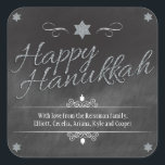 Chalkboard Faux Silver Glitter Hanukkah Fyrkantigt Klistermärke<br><div class="desc">En bakgrund i en krita visar ord "Lycklig Hanukkah" som återges i en silver faux glitter-effekt. En silver-glitterstjärna av David skildrar mönstrets överkant. Dreidels läggs till som accents tillsammans med uravändiga dekorationer i ram ditt speciella budskap. Perfekt sätt att göra din Hanukkah firande till en som lyser! Använda som favoriter,...</div>
