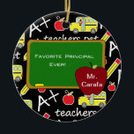 Chalkboard Favorite Principal jul Ornament<br><div class="desc">Skaffa perfektens gåva till den underbara rektor du känner! Kan vara till jul eller bara för att hon/ ge är så speciell. Detta är en ornament med en klar svart bakgrund med buss och pennbottnar från skolan. Det står "Favorite Principal nånsin" skrivet på en kalkylpanel. Det finns ett rött äpple...</div>