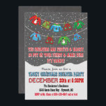 Chalkboard-gästinbjudan till julstämning inbjudningar<br><div class="desc">Så söt! Kasta en roligt-stift-christmas-julfest med färgstark ful svettare och västar som hänger på garderoben med fallande snö- och roligt-typografi allt på en kritbakgrund. McBooboos illustration av hand plockade.</div>