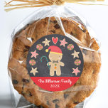 Chalkboard Gingerbröd Boy Cookie Red Cute Helgdag Runt Klistermärke<br><div class="desc">En söt gingerbrödpojke och en cookie-cirkel på en grått-kritbakgrund i mörken, tillsammans med lekfull, vit skripttypografi på ett rött band, hjälper på ett lysande sätt till att dekorera dina kuvert till jul. Känn julhelgens värme och glädje när du användor den här roligten, enkel, modern, anpassningsbar, helgdag. Välj mellan en rund...</div>
