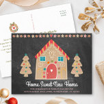 Chalkboard Gingerbröd Ny Flytta för hemmet Meddelande Vykort<br><div class="desc">"Hemsött nytt hem". Här är ett underbart sätt att låta hela din familj och dina vänner veta att du är i ditt nya hem med det här vackra, visuella, chic, enkla, moderna, anpassade vykortet för flytta av namnmeddelanden. Ett sött gingerbrödhus, cookie träd och lekfull skripttypografi täcker över en mörk charcol...</div>