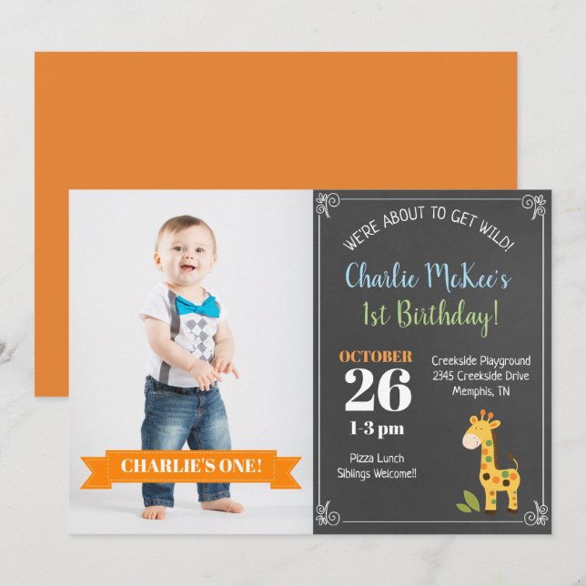 Chalkboard Giraffe Trendig Birthday Photo Inbjudan (Fram/baksida)