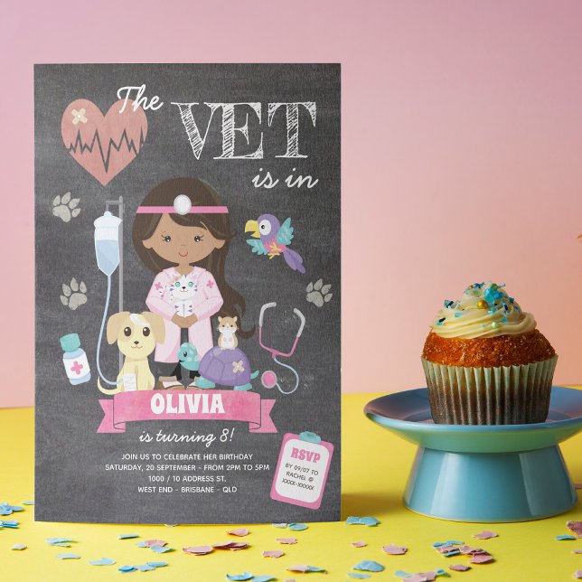 Chalkboard Girl Vet Födelsedagsfest Inbjudningar (This girl’s vet birthday invitation is just the right medicine to your celebration. )